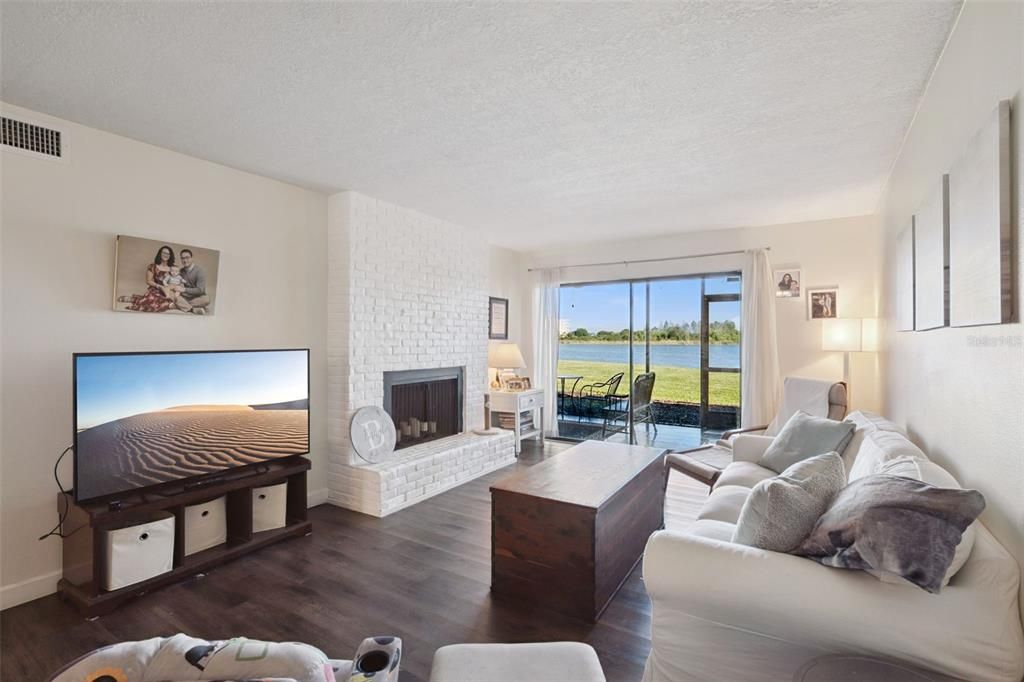 Activo con contrato: $229,000 (2 camas, 2 baños, 1065 Pies cuadrados)