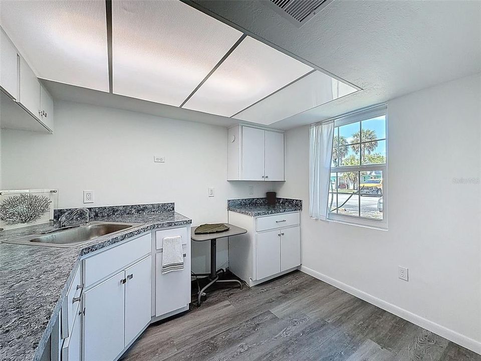 For Sale: $87,900 (2 beds, 2 baths, 888 Square Feet)