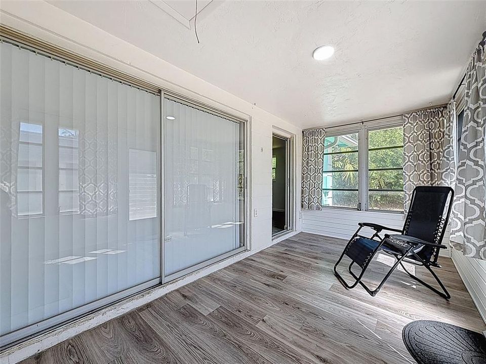 For Sale: $87,900 (2 beds, 2 baths, 888 Square Feet)