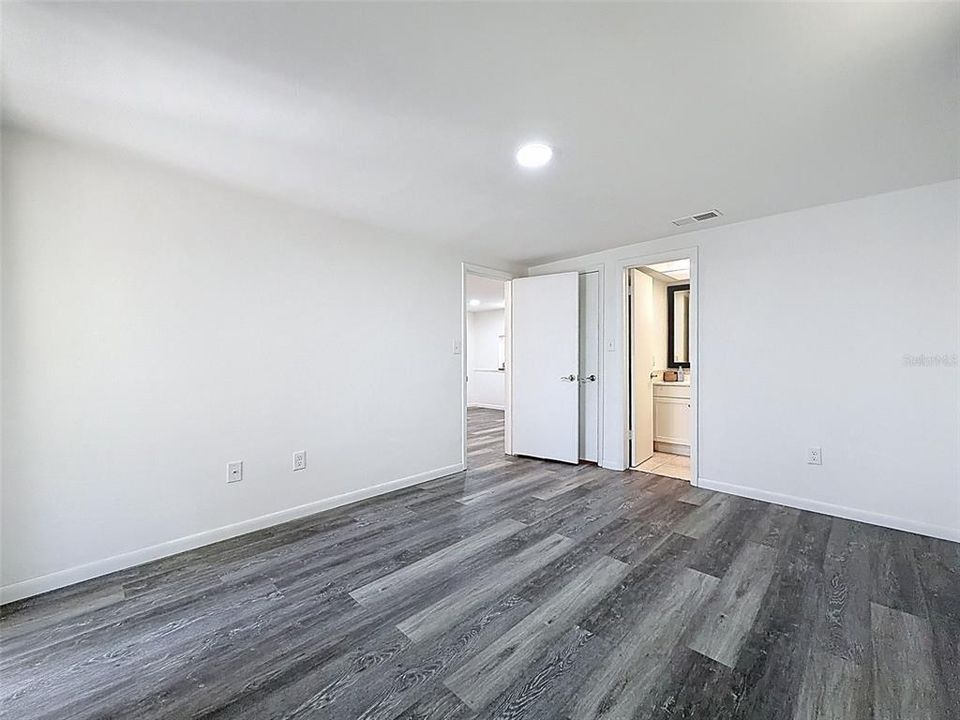 For Sale: $87,900 (2 beds, 2 baths, 888 Square Feet)
