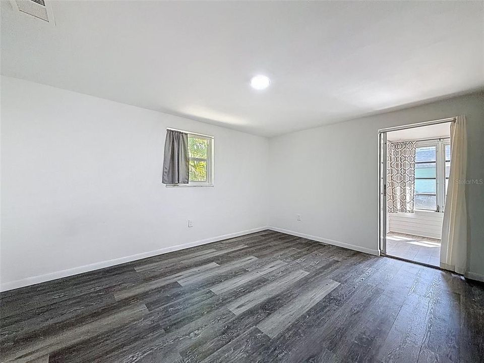 For Sale: $87,900 (2 beds, 2 baths, 888 Square Feet)