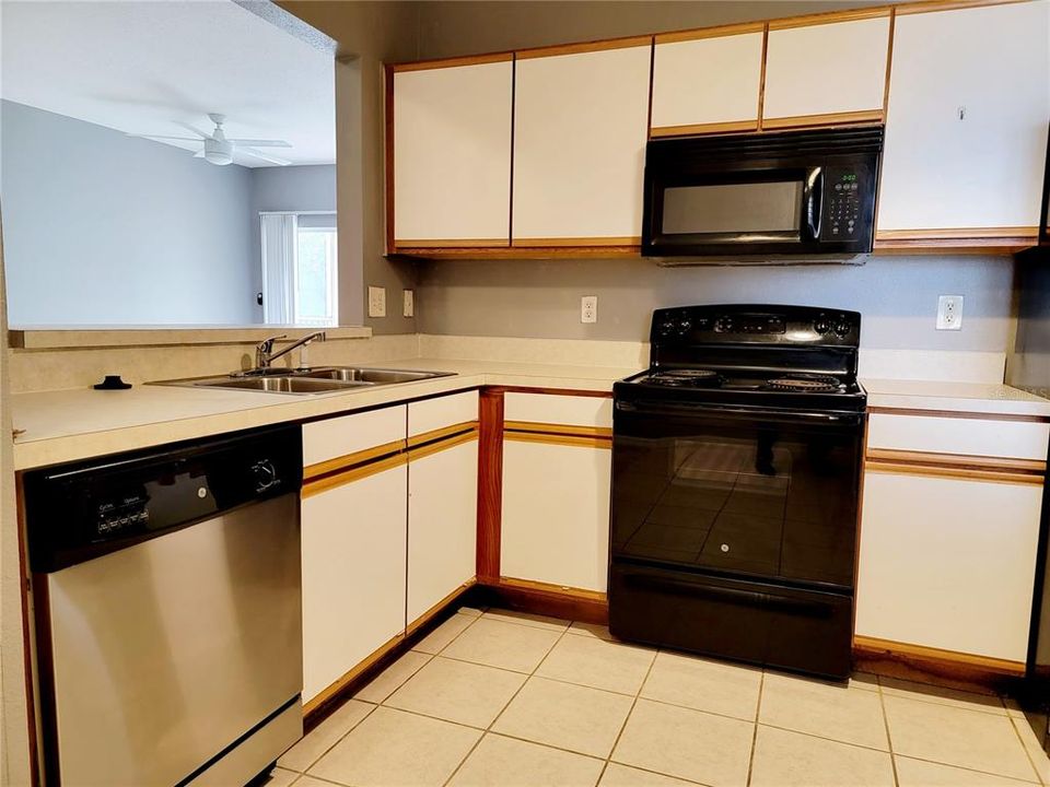 На продажу: $175,000 (3 спален, 2 ванн, 1151 Квадратных фут)