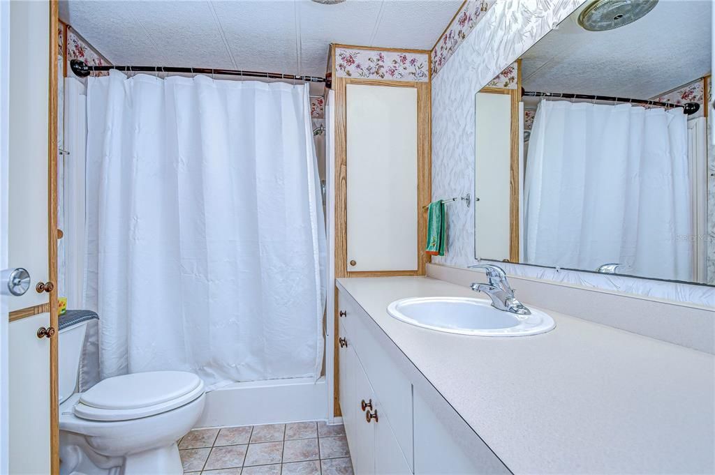 На продажу: $89,900 (2 спален, 1 ванн, 636 Квадратных фут)
