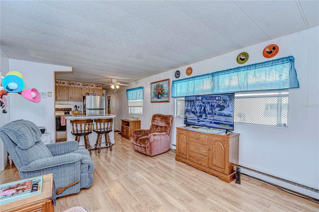 На продажу: $89,900 (2 спален, 1 ванн, 636 Квадратных фут)