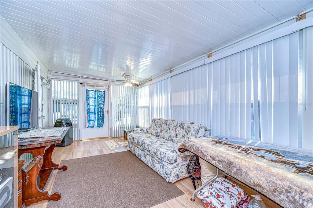 На продажу: $89,900 (2 спален, 1 ванн, 636 Квадратных фут)