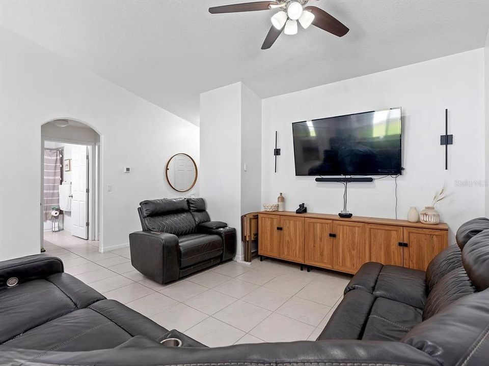 For Rent: $1,800 (3 beds, 2 baths, 1212 Square Feet)