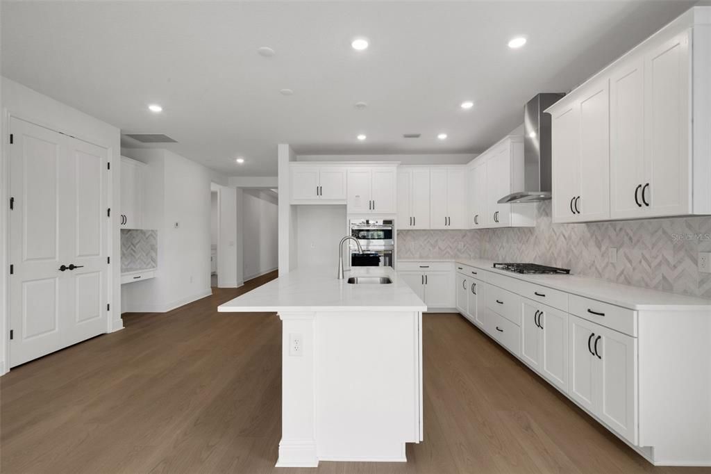 Activo con contrato: $699,999 (3 camas, 3 baños, 2190 Pies cuadrados)