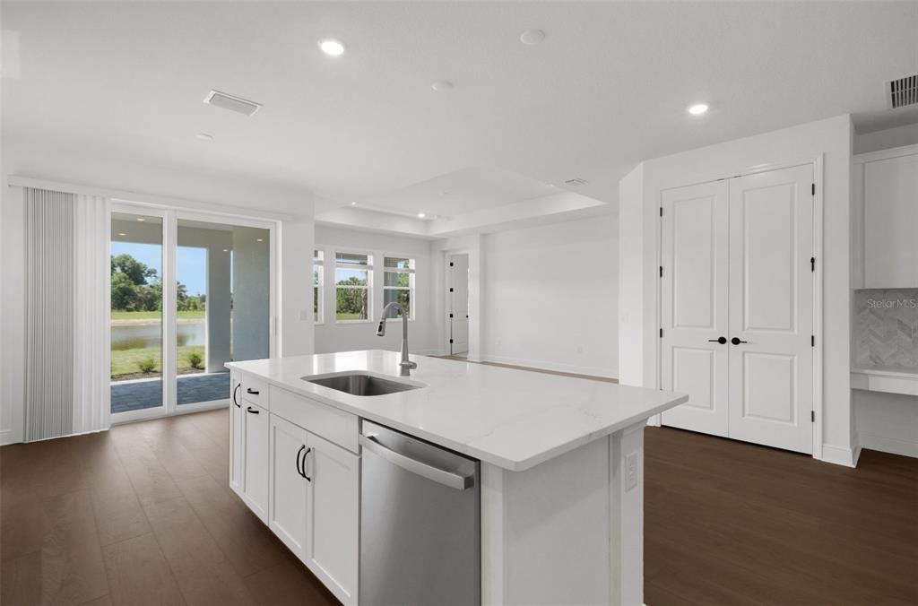 Activo con contrato: $699,999 (3 camas, 3 baños, 2190 Pies cuadrados)