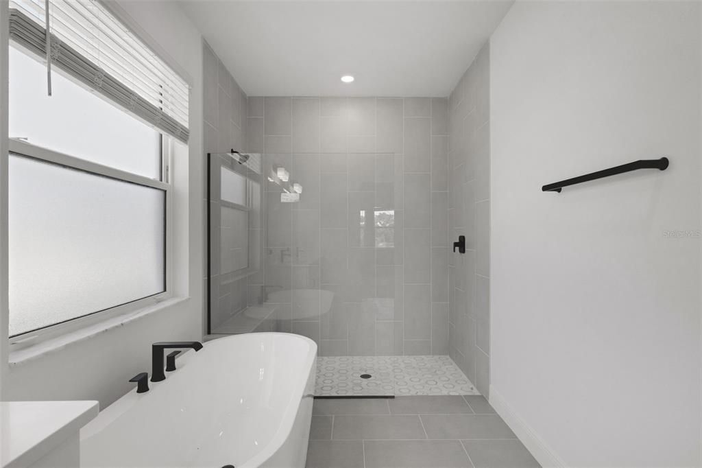 Activo con contrato: $699,999 (3 camas, 3 baños, 2190 Pies cuadrados)