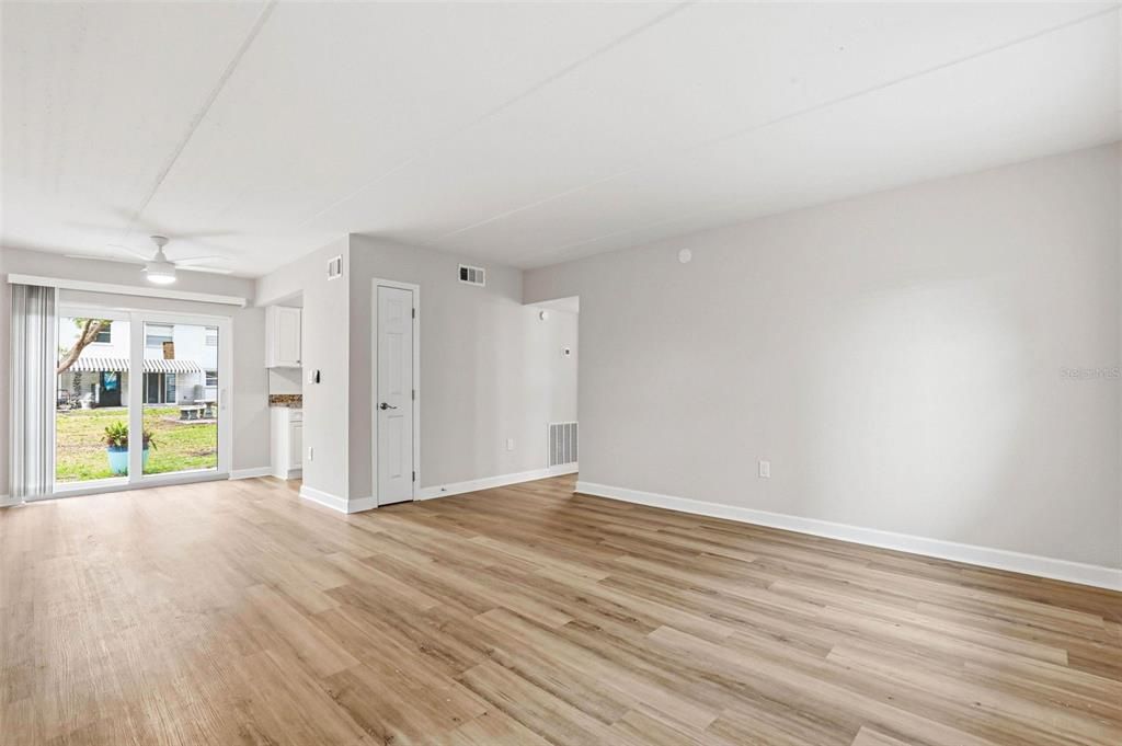Active With Contract: $119,000 (1 beds, 1 baths, 722 Square Feet)