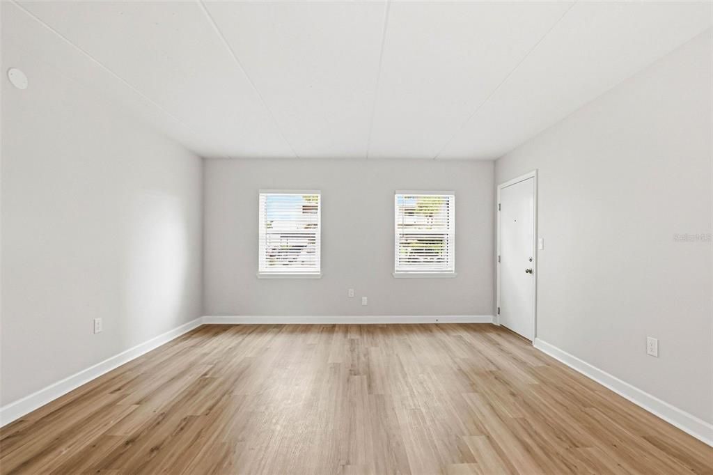 Active With Contract: $119,000 (1 beds, 1 baths, 722 Square Feet)