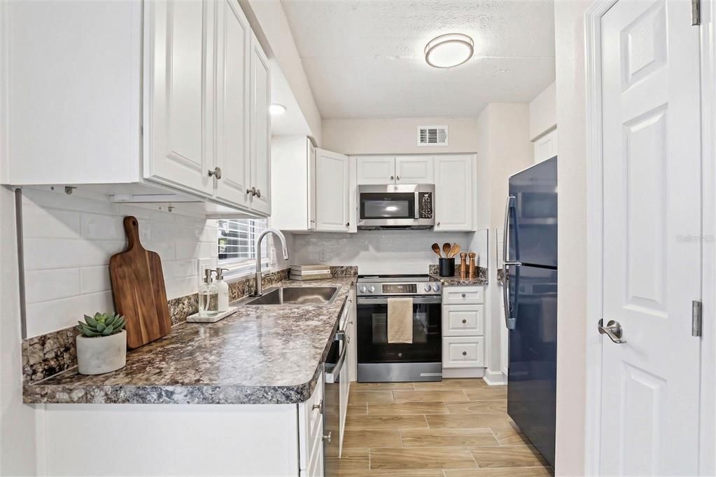 Active With Contract: $119,000 (1 beds, 1 baths, 722 Square Feet)