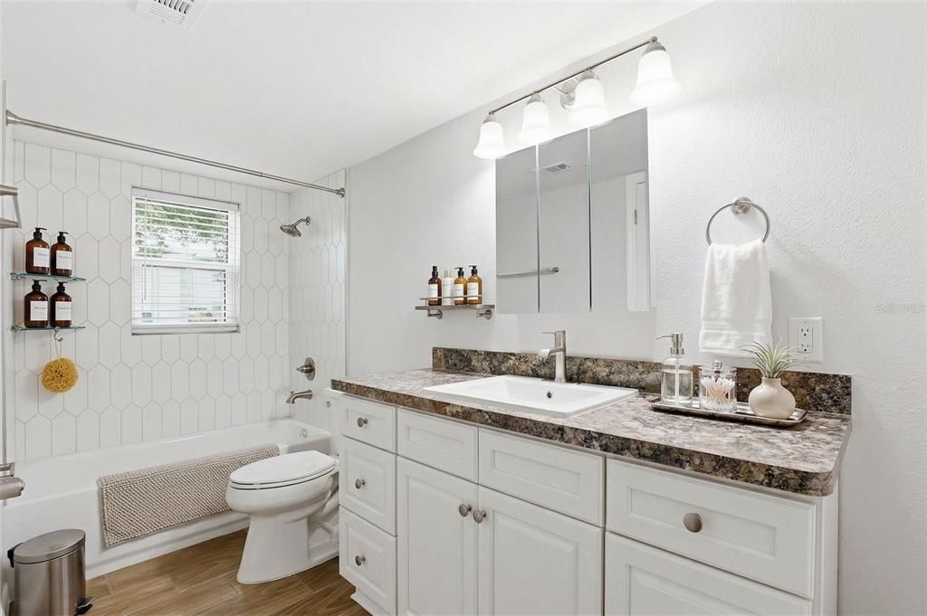 Active With Contract: $119,000 (1 beds, 1 baths, 722 Square Feet)