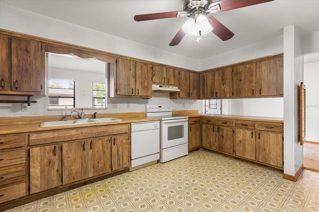 Activo con contrato: $309,900 (3 camas, 2 baños, 1624 Pies cuadrados)