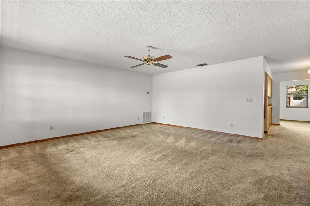 Activo con contrato: $309,900 (3 camas, 2 baños, 1624 Pies cuadrados)