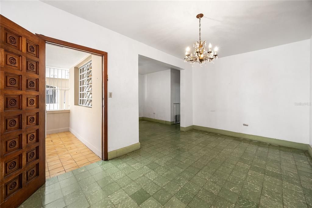 For Sale: $320,000 (5 beds, 3 baths, 2013 Square Feet)