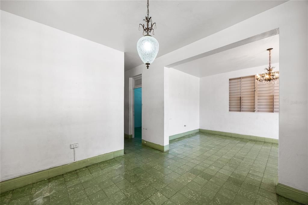 For Sale: $320,000 (5 beds, 3 baths, 2013 Square Feet)