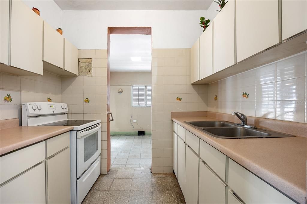For Sale: $320,000 (5 beds, 3 baths, 2013 Square Feet)