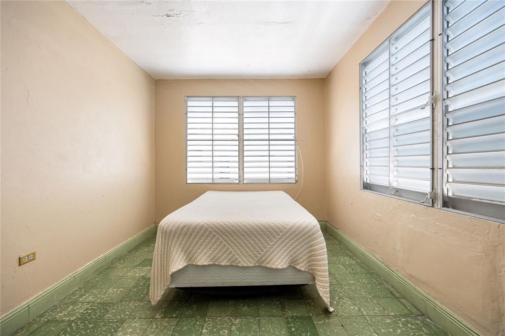 For Sale: $320,000 (5 beds, 3 baths, 2013 Square Feet)