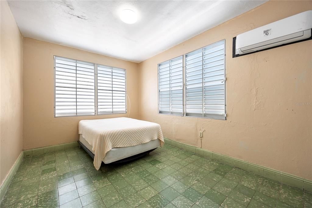 For Sale: $320,000 (5 beds, 3 baths, 2013 Square Feet)