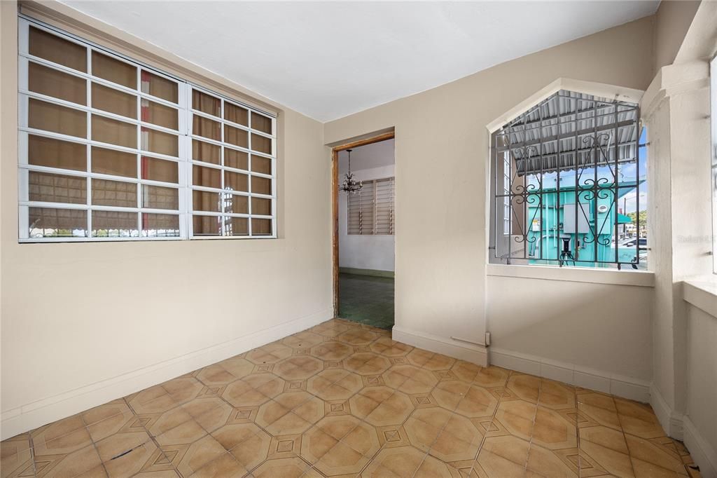 For Sale: $320,000 (5 beds, 3 baths, 2013 Square Feet)