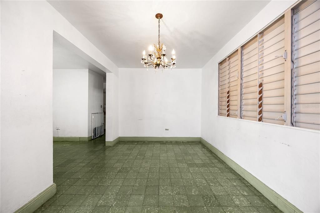For Sale: $320,000 (5 beds, 3 baths, 2013 Square Feet)