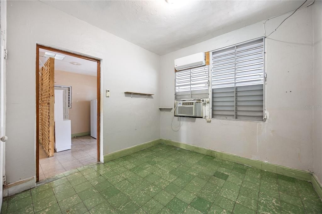 For Sale: $320,000 (5 beds, 3 baths, 2013 Square Feet)