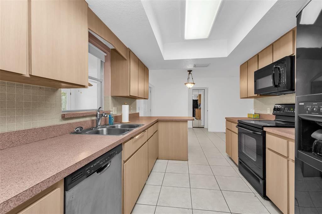Под контрактом: $199,000 (2 спален, 2 ванн, 1324 Квадратных фут)