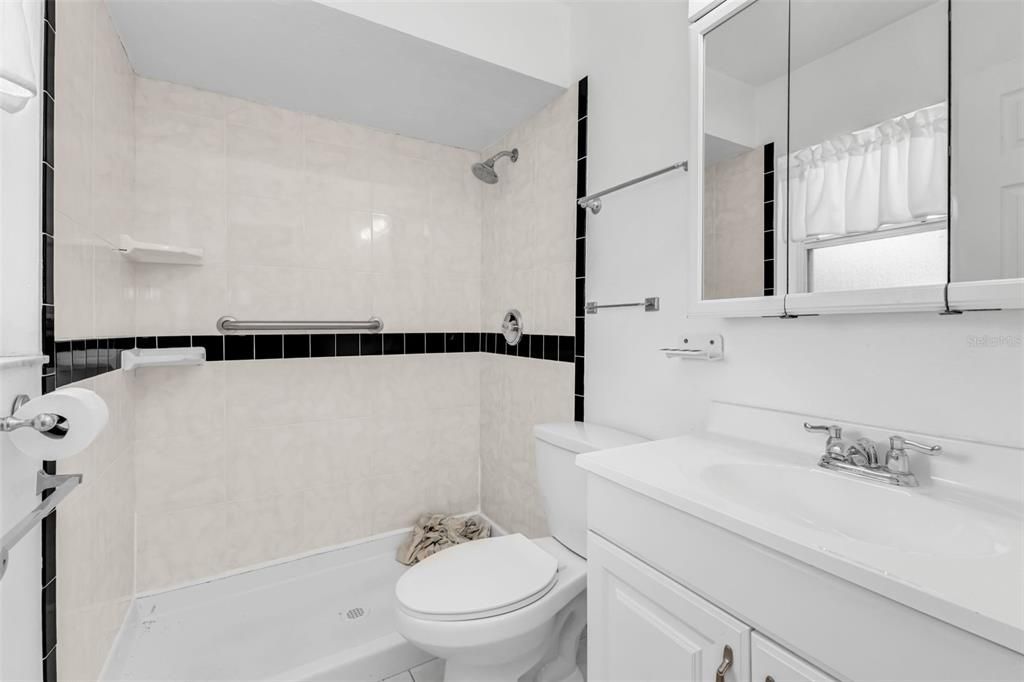 Под контрактом: $199,000 (2 спален, 2 ванн, 1324 Квадратных фут)