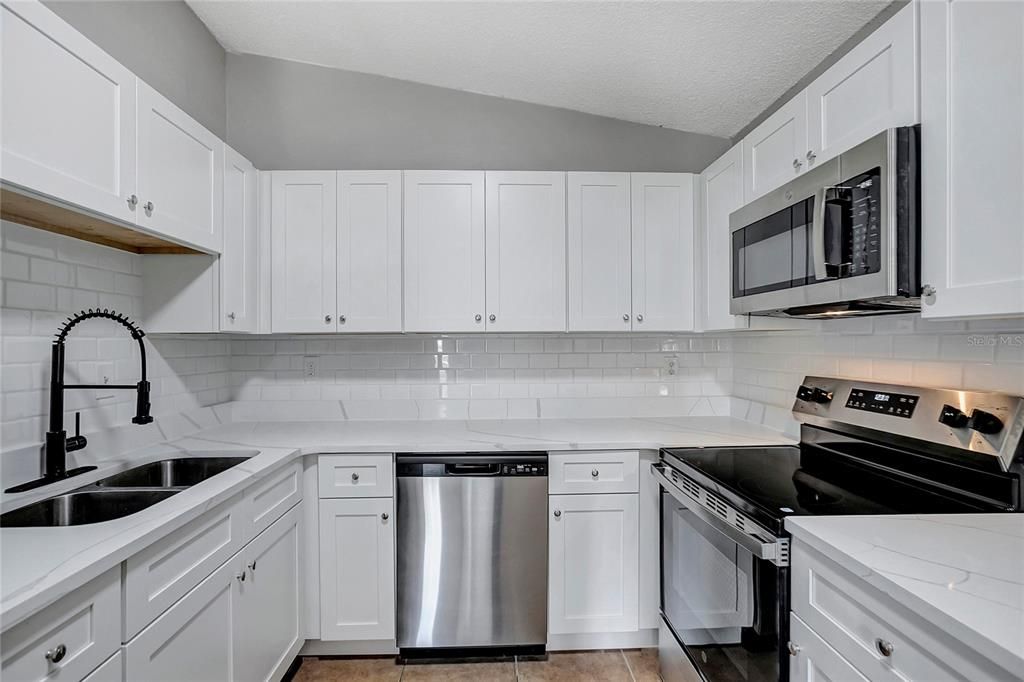 Activo con contrato: $374,900 (4 camas, 2 baños, 1513 Pies cuadrados)