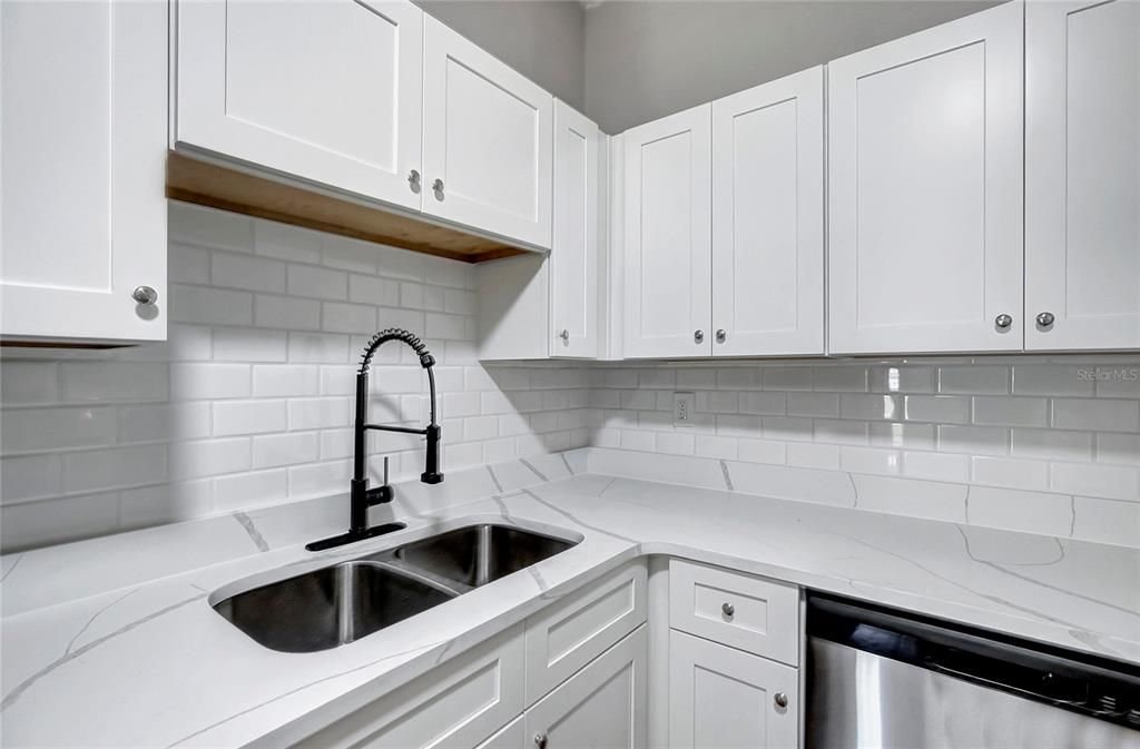 Activo con contrato: $374,900 (4 camas, 2 baños, 1513 Pies cuadrados)