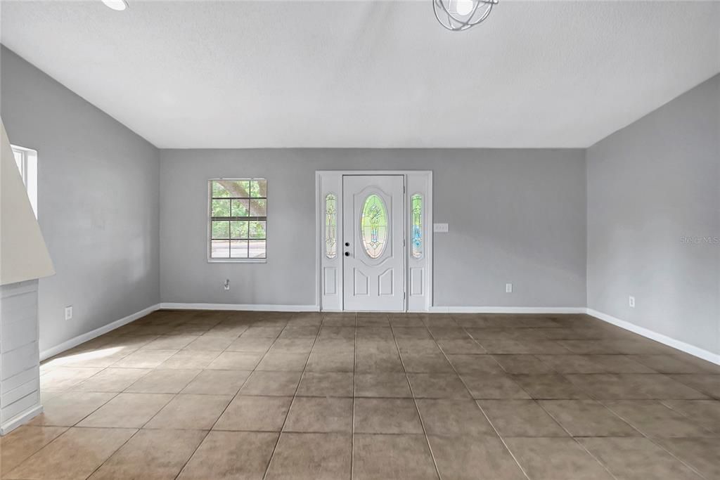 Activo con contrato: $374,900 (4 camas, 2 baños, 1513 Pies cuadrados)