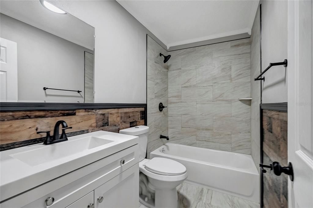 Activo con contrato: $374,900 (4 camas, 2 baños, 1513 Pies cuadrados)