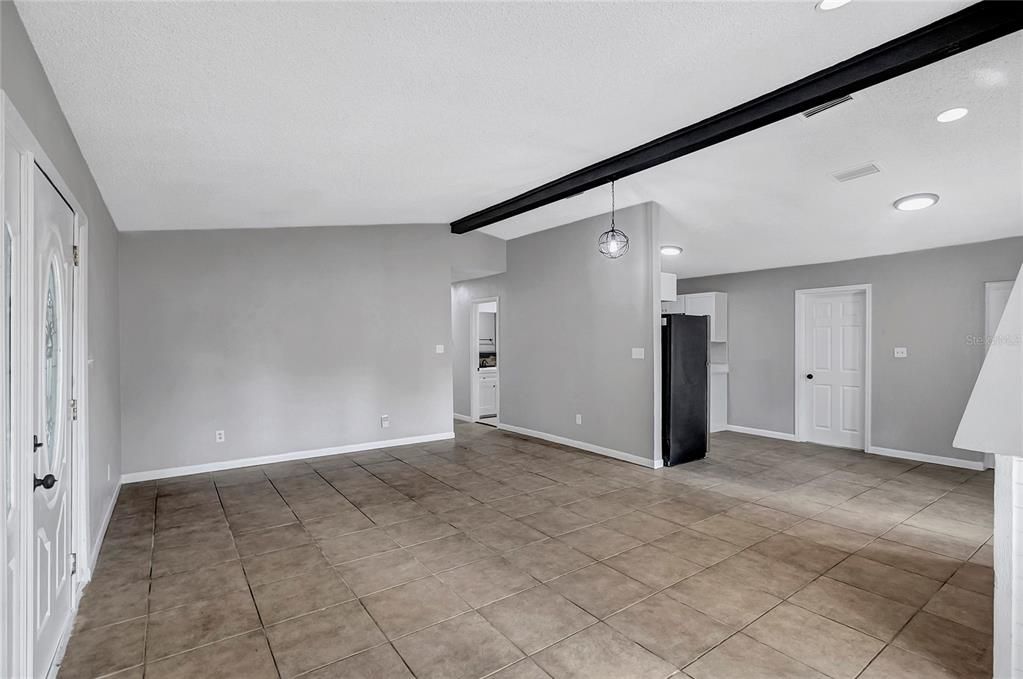 Activo con contrato: $374,900 (4 camas, 2 baños, 1513 Pies cuadrados)