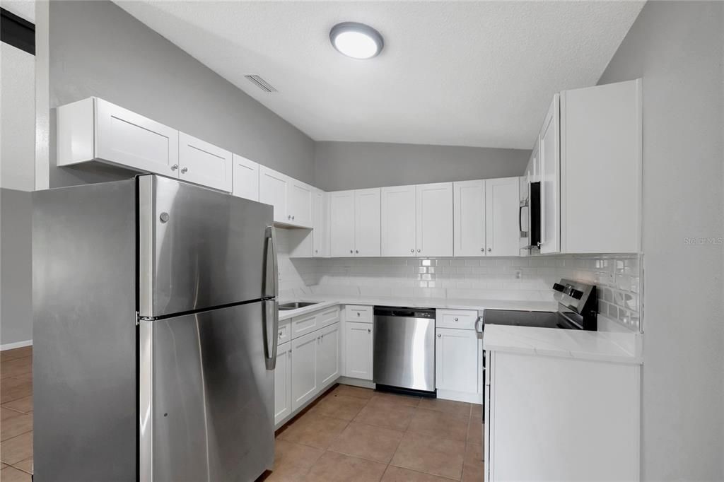 Activo con contrato: $374,900 (4 camas, 2 baños, 1513 Pies cuadrados)