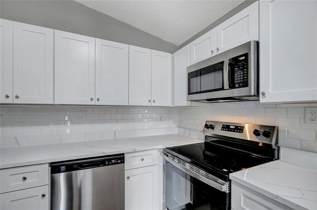 Activo con contrato: $374,900 (4 camas, 2 baños, 1513 Pies cuadrados)