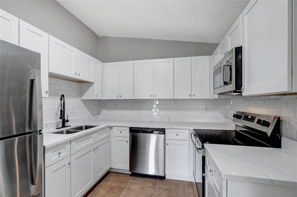 Activo con contrato: $374,900 (4 camas, 2 baños, 1513 Pies cuadrados)