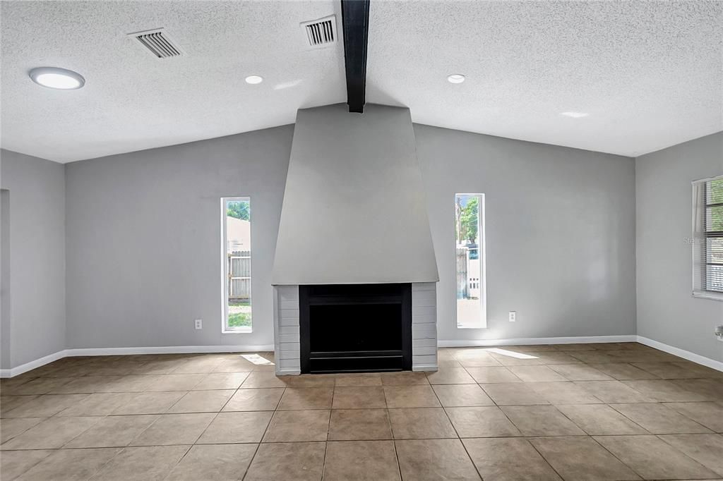 Activo con contrato: $374,900 (4 camas, 2 baños, 1513 Pies cuadrados)