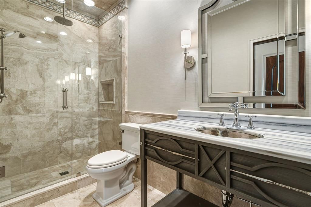 Activo con contrato: $1,450,000 (5 camas, 3 baños, 4215 Pies cuadrados)