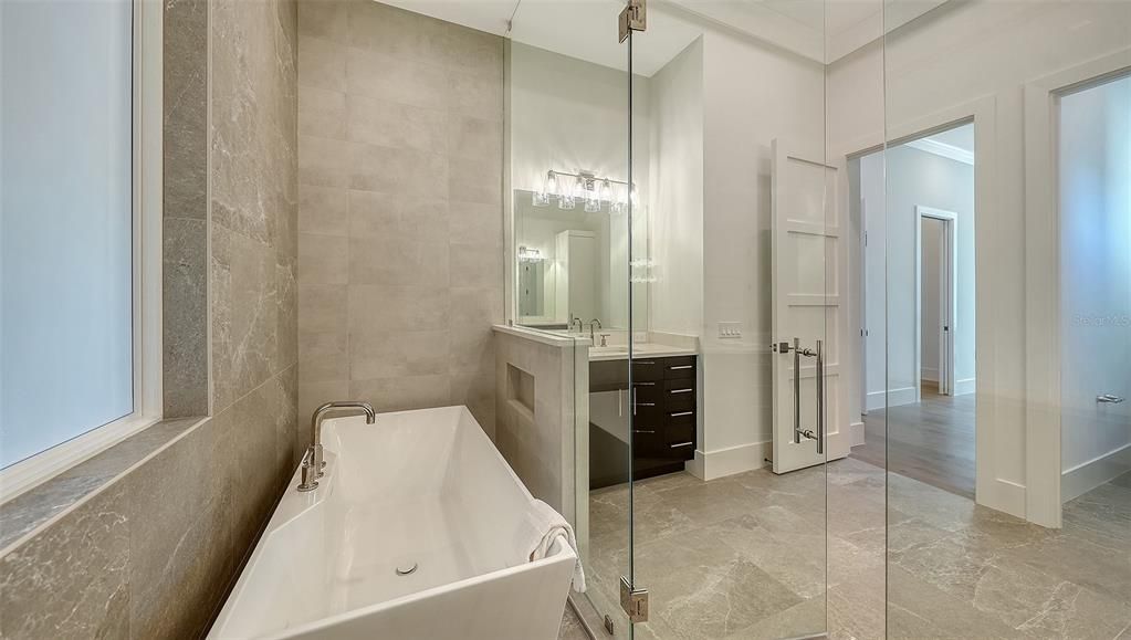 En Venta: $4,649,900 (5 camas, 4 baños, 4132 Pies cuadrados)