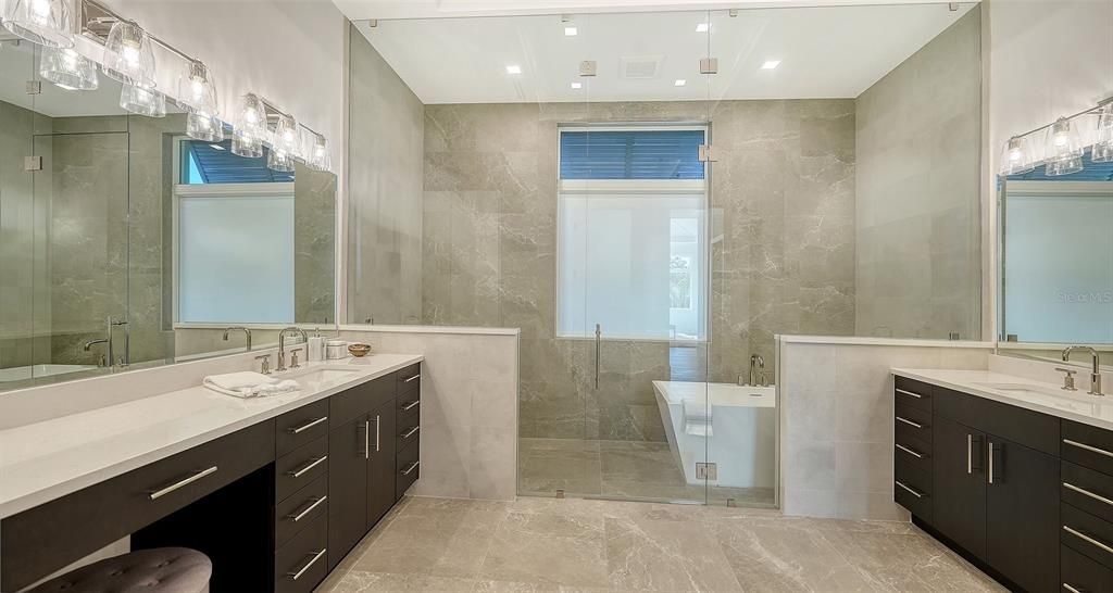 En Venta: $4,649,900 (5 camas, 4 baños, 4132 Pies cuadrados)