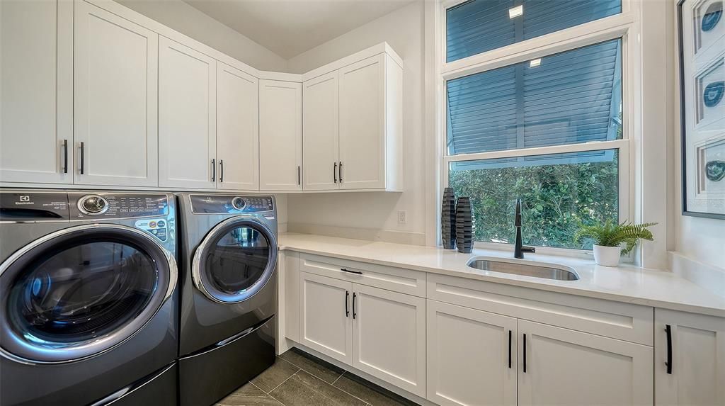 En Venta: $4,649,900 (5 camas, 4 baños, 4132 Pies cuadrados)