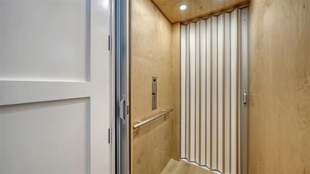 En Venta: $4,649,900 (5 camas, 4 baños, 4132 Pies cuadrados)