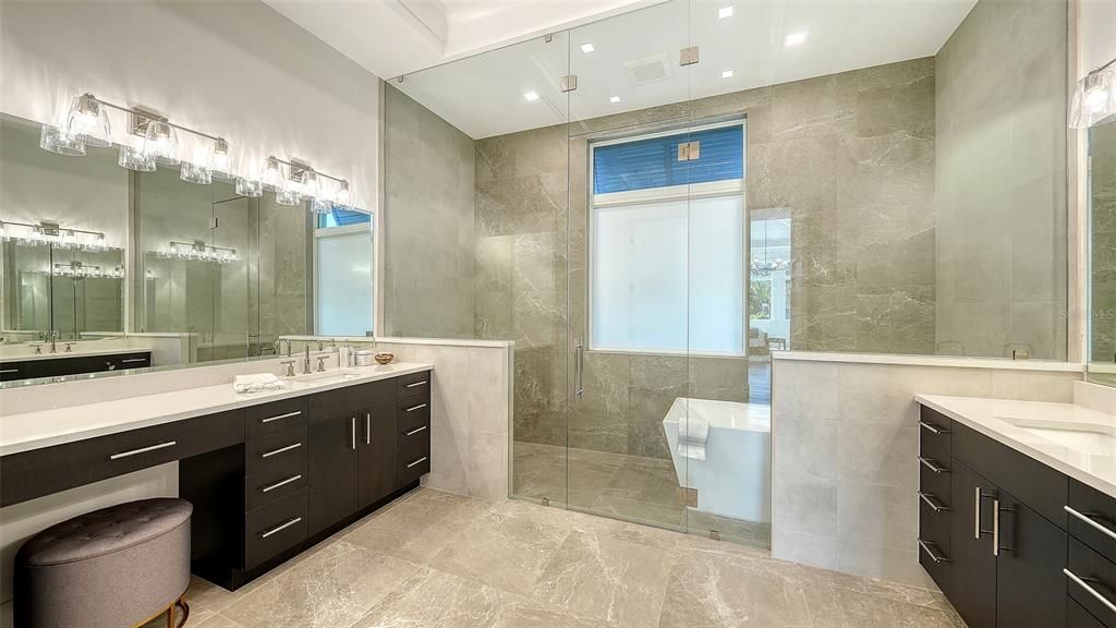 En Venta: $4,649,900 (5 camas, 4 baños, 4132 Pies cuadrados)