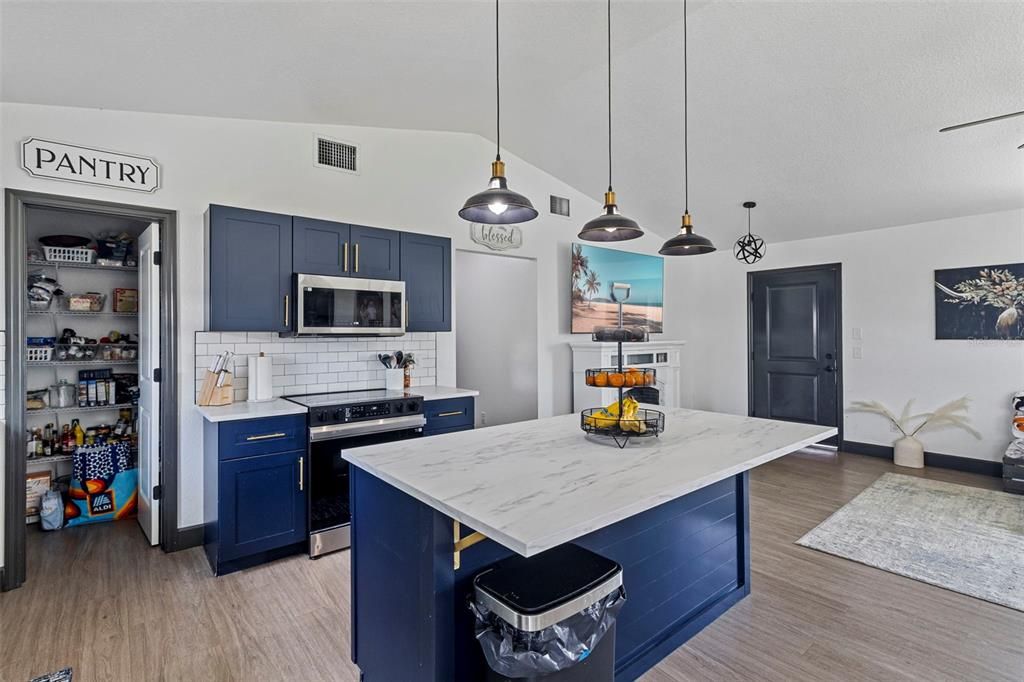 En Venta: $379,900 (4 camas, 2 baños, 1600 Pies cuadrados)
