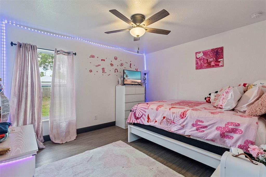 En Venta: $379,900 (4 camas, 2 baños, 1600 Pies cuadrados)