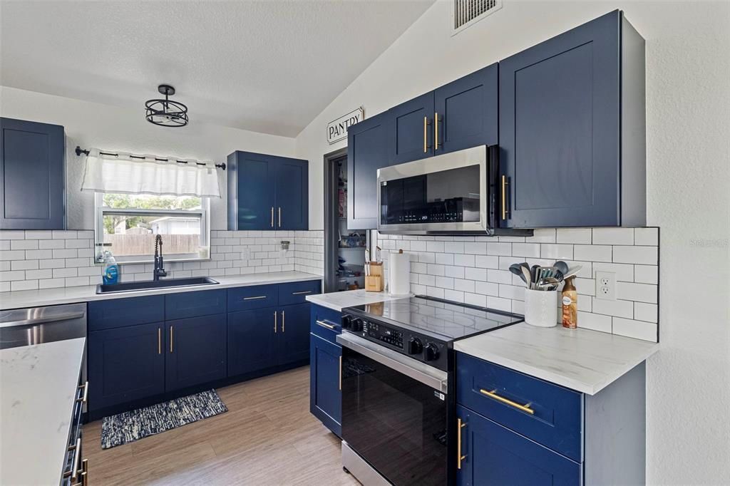 En Venta: $379,900 (4 camas, 2 baños, 1600 Pies cuadrados)