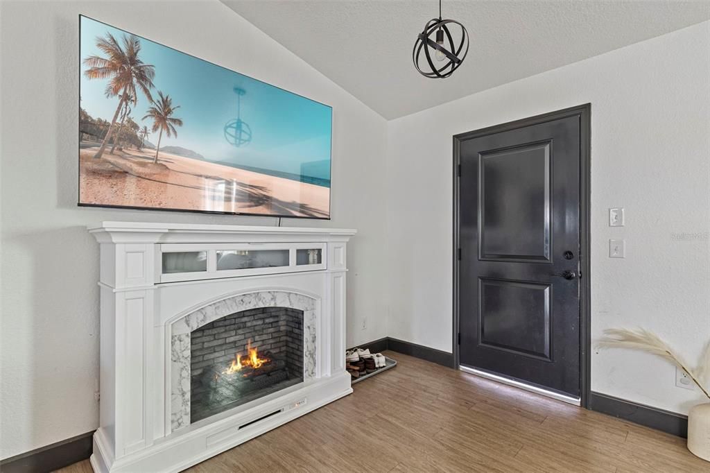 En Venta: $379,900 (4 camas, 2 baños, 1600 Pies cuadrados)