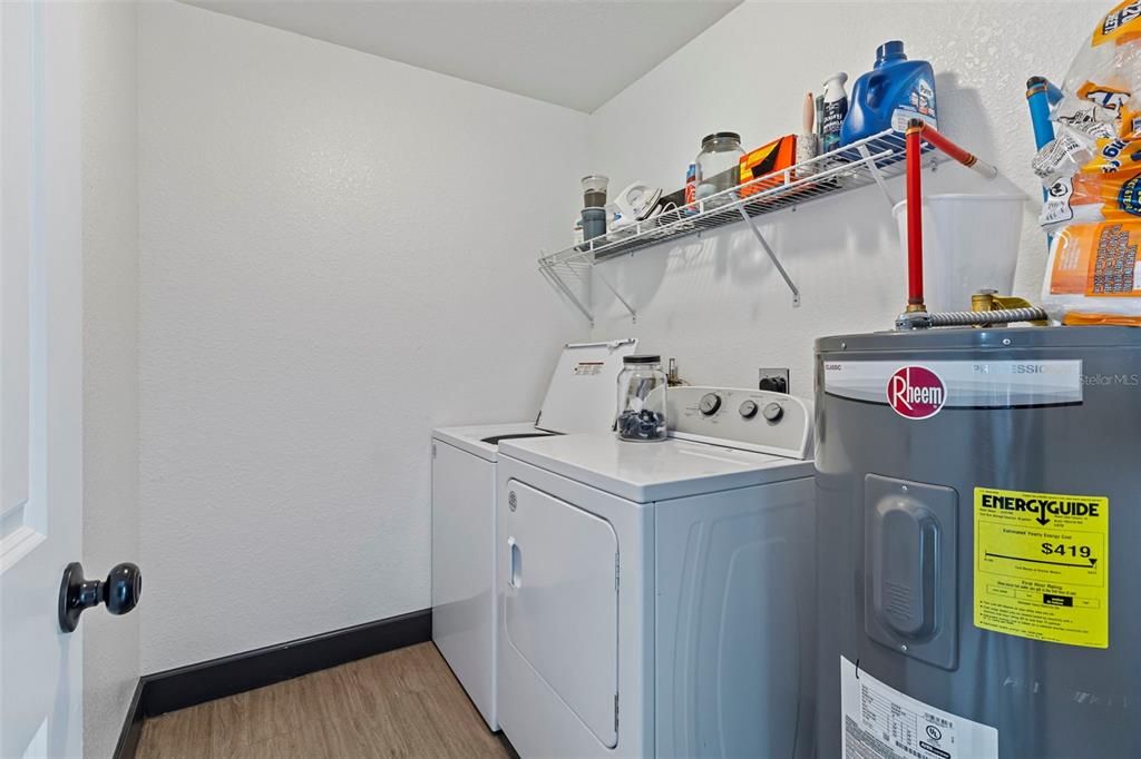En Venta: $379,900 (4 camas, 2 baños, 1600 Pies cuadrados)
