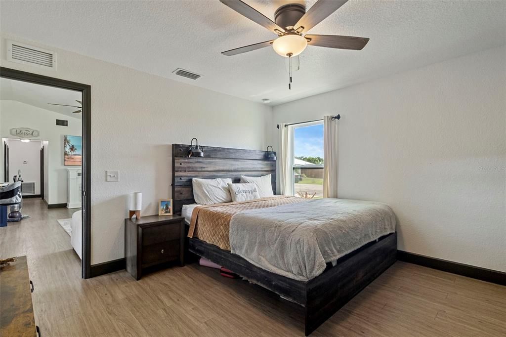 En Venta: $379,900 (4 camas, 2 baños, 1600 Pies cuadrados)